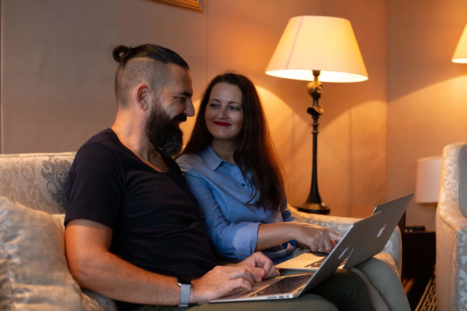 Cordula und Marcel in einer Arbeitssituation